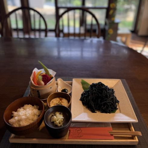 竹炭在来蕎麦御膳をはじめカフェランチも♪月替わりのコース料理もご用意しております。