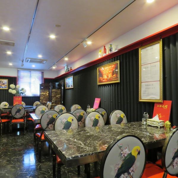 At the back of the store, we have a table for a large number of people, separate from the other tables.Table seats that can accommodate up to 10 people are perfect for large groups or banquets. Course meals start from 4,000 yen (4,400 yen including tax), so please make a reservation according to your needs.