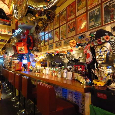 【酒吧独有的吧台座位！】主题是美式酒吧，以美国流行的古董和雕像招待客人！您还可以在酒吧特有的吧台座位上放松地享用美食。