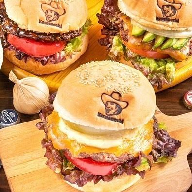 大家好，我是Cafe Bar Komanechi的經理Takashi。
今天又下雨了…
午餐簡直是一場災難（淚流滿面）

不用擔心，我很堅強，我會充實地過好每一天☆

三月和四月是迎送聚會的季節。
我確信將會非常忙碌！
不，求你了，讓我當神，佛，顧客~♬

所以，店長 Takashi 目前正在與 Hot Pepper 開會！

他說他只是在看著他們設置各種東西，為引入一個現代化系統做準備，這個系統可以讓顧客透過掃描桌上的二維碼來點餐…💦

iPad 位址和密碼、Apple 位址和密碼...
我不知道發生了什麼，不，我不想知道…
我只想逃避現實，就憑這個念頭，我就讓這段痛苦的時光白白流逝了，MAX！

天啊，Takashi正在變成活化石…

不知道自己能不能跟上時代的腳步...

我認為自己在這個年紀還能跟上時代的步伐，但也已經到達自己的極限了。

我懷念昭和時代的日子。

顯然，在孩子們實地考察期間，成年人在公共汽車上吸煙。

無論是在城市公車上還是在醫院裡，成年人都在吸煙。

一名小學生在彈珠機店代替父母玩彈珠機。

鎮上有流浪狗和流浪貓。

蚱蜢王、螳螂王、蛇王都在空地上。

一個小男孩用繩子綁了一隻聖甲蟲，並讓它在附近飛來飛去。

店長隆志用敬佩的眼光看著這傢伙，心想雖然他只是個男孩，但卻很帥氣。

我真的很懷念那個昭和時代。

但但是！

年號為令和。

是的，是令和。

AI時代已經來臨！

即使在當今時代，食品行業最好的部分仍然是製作美味的食物並讓顧客滿意！

所以，Cafe Bar Komanechi今晚也會盡力的！

請大家來拜訪我們吧！

●美式酒吧「Cafe Bar Komanechi」 https://komanechi.owst.jp

#科馬內奇
#名古屋酒吧
#名古屋咖啡廳
＃美國人
＃生日
#有趣的商店
#桌遊
#雜貨
#墨西哥人
#墨西哥玉米餅
#飛鏢
#興奮起來
＃所有你可以喝
#我喜歡糖果玩具
#漢堡很好吃
#午餐時間
#榮
#漢堡午餐
#香料咖哩

https://www.google.com/search?q=komanechi&ludocid=17472319679155308933&ibp=gwp;0,7&source=g.page.m