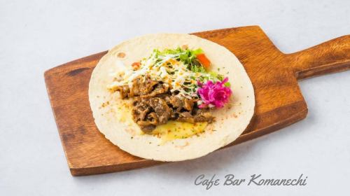 さてさて、Cafe Bar Komanechi、店長タカシです。
最近、店長タカシはタコスブーム再来と言う事で
先日、牛タンのタコスを仕込みましたYo!!
コーントルティーヤもコネコネして焼いて焼いて焼きまくって…

そしていざ実食！

くぅうう〜　キンキンに仕上がってやがるぜ〜
悪魔的な美味さだ〜！

えー　カイジ風に伝えてみた結果、上手く伝わらなかった事をお詫び申し上げMAX!

いや、まぁ、そりゃ美味いでしょ！
手作りトルティーヤに牛タン煮込みをのせれば…
そこにサルサものっけちゃってハラペーニョものっけちゃって、もうタコスって悪魔的な美味しさですね☆

店長タカシが初めてメキシコ🇲🇽に行った時に屋台で食べたタコスが衝撃的な美味さで、それが忘れられず、北米一周の旅を終えてバンクーバーのシェアハウスに帰った時に、速攻で再現しようとして試作した牛タンのタコスを思い出します。

でも思い出しただけでその味は一切忘れているのはここだけの話にして下さい☆

まぁとにかくタコスは美味い！

そしてタカシのタコスも美味い！

いつかタカシのタコスの店を出したいとです。

その名も！

タコス専門店『ミワ・タコス』

えー　アタシの名前にかけました☆

ハラドーナツみたいでしょ⁉︎

街角の小さなお持ち帰りのタコス専門店『ミワ・タコス』

たこ焼き屋さんみたいにタコスを日本の国民食にしたかとです。

そんなこんなで今日は月曜日！

これから1週間が始まりますね。

それでは皆様、Cafe Bar Komanechiでお会いしましょう！

今ならタカシの『牛タン煮込みのタコス』が食べれるとです☆

試食の程でどんどんタカシが食べている事も秘密にしておいて下さい。

お客様に提供する前にタカシが全部食べてしまう恐れがあるのでご注意下さい…

信じるか信じないかはあなた次第です☆

●アメリカ酒場『 Cafe Bar Komanechi 』  https://komanechi.owst.jp

  #コマネチ
 #名古屋バー
 #名古屋カフェ
#アメリカン
 #誕生日
 #面白い店
#ボードゲーム
#雑貨
#メキシカン
 #タコス
 #ダーツ
 #盛り上がる
#飲み放題
 #アメトイ大好き
 #ハンバーガー美味しい
 #ランチタイム
  #栄
#ハンバーガーランチ
#スパイスカレー

https://www.google.com/search?q=komanechi&ludocid=17472319679155308933&ibp=gwp;0,7&source=g.page.m