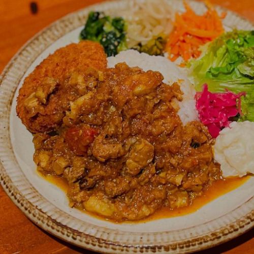 さてさて、今日もすこぶる暑い！
そんな時はCafe Bar Komanechiで飲んで食べて遊んでリフレッシュでしょ☆

今日はコマネチのランチで提供している『ポークビンダルー』と言う南インドの酸味のある豚肉のカレーのご紹介♬

これ、暑い時にピッタリのやつなんです☆
爽やかな酸味とスパイスに漬け込まれた豚肉が相まって濃厚だけどサッパリ！
これ、女子にウケるやつですね。

ランチで提供してますがディナータイムも提供してますのでお気軽にお声掛けください。

コマネチ、美味しいハンバーガーにタコスだけじゃなくてカレーも力入れてやってMAX!

って言う事でぜひコマネチに遊びに来て下さい〜♬

●アメリカ酒場『 Cafe Bar Komanechi 』  https://komanechi.owst.jp

  #コマネチ
 #名古屋バー
 #名古屋カフェ
#アメリカン
 #誕生日
 #面白い店
#ボードゲーム
#雑貨
#メキシカン
 #タコス
 #ダーツ
 #盛り上がる
#飲み放題
 #アメトイ大好き
 #ハンバーガー美味しい
 #ランチタイム
  #栄
#ハンバーガーランチ
#スパイスカレー

https://www.google.com/search?q=komanechi&ludocid=17472319679155308933&ibp=gwp;0,7&source=g.page.m