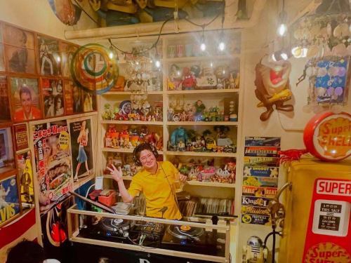 嗯，今天名古屋非常熱。
昨晚的科馬內奇也是一個非常火辣的夜晚☆
非常感謝您訪問我們☆

我們有幾位顧客是第一次來找我們，有些人說他們對這個產品感興趣很久了！
當我問到“你對此感興趣多少年了？”
“大約8年…”

嗯，顧客…

通常，餐廳會在 2-3 年內消失，所以我很高興 Cafe Bar Komanechi 仍然存在。
感謝您造訪我們的商店。

只是…

下次就是8年後了，我不確定科馬內奇是否還會在那裡，所以請至少在未來6個月內來。

哦，上次提到的那對英國父子又來到我們餐廳，昨天對我們的肉末咖哩和培根羅勒辣椒讚不絕口！

更糟的是，時間已經很晚了，兩組顧客同時來到商店。
Cafe Bar Komanechi、店長Takashi和那些沒用的員工、還有Punch，我們結束了💦

心裡已經慌了，慌張張的到處亂跑，有時候緊張，有時候不緊張…

我們設法看完了它，但這是一部非常有趣的鬧劇喜劇。
對於因此造成客戶的不便，我們深表歉意…

而當這一切鬧劇正在進行時，正是新人DJ MIYATA 為 Comaneci♬ 注入了活力
被一群人圍著，動彈不得，還玩長線啊！
再次感謝你♬

那麼，Cafe Bar Komanechi 今晚也會熱鬧地營業，請大家來一起享受吧☆

●美式酒吧「Cafe Bar Komanechi」 https://komanechi.owst.jp

#科馬內奇
#名古屋酒吧
#名古屋咖啡廳
＃美國人
＃生日
#有趣的商店
#棋盤遊戲
#雜貨
#墨西哥人
#墨西哥玉米餅
#飛鏢
#興奮起來
#無限暢飲
#我喜歡美國玩具
#漢堡很好吃
#午餐時間
#榮
#漢堡午餐
#香料咖哩

https://www.google.com/search?q=komanechi&ludocid=17472319679155308933&ibp=gwp;0,7&source=g.page.m