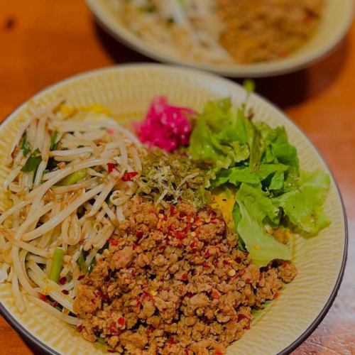 嗯，今天名古屋也很熱…
月份變成八月了！
哇，看起來今年一眨眼就要過去了。

所以，八月我要充滿活力！

現在，照片是寵物“Komanechi Special☆台灣蓋飯”
將炒蛋放在飯上，然後放上台灣肉碎和炒豆芽就完成了！
是的，這絕對美味。

昨天，一位來自英國的顧客九年來首次重返科馬內奇。
顯然，咖哩飯現在在英國非常流行。
這位顧客自稱是英國的廚師，
我對科瑪內奇炸肉排咖哩非常滿意♬
「我明天再來！」他說。
英國有什麼社交禮儀嗎？

今天就是八月的開始！
非常感謝您對 Cafe Bar Komanechi 的支持！

●美式酒吧「Cafe Bar Komanechi」 https://komanechi.owst.jp

#科馬內奇
#名古屋酒吧
#名古屋咖啡廳
＃美國人
＃生日
#有趣的商店
#棋盤遊戲
#雜貨
#墨西哥人
#墨西哥玉米餅
#飛鏢
#興奮起來
#無限暢飲
#我喜歡美國玩具
#漢堡很好吃
#午餐時間
#榮
#漢堡午餐
#香料咖哩

https://www.google.com/search?q=komanechi&ludocid=17472319679155308933&ibp=gwp;0,7&source=g.page.m