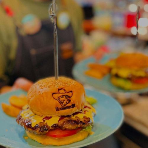 大家好，我是 Cafe Bar Komanechi 的經理 Takashi。
今天是星期一，一週的開始！
又是新的一天的開始。

而店長 Takashi 昨天也放棄了休息日。
為了給自己的事業再添一根支柱，我買了一間破舊的房子，開始一點一點地做DIY…

我正在盡我所能，拼盡全力，像馬一樣努力工作！

當我20多歲的時候，我想著自己50歲時的樣子，從未想過自己會比以前更努力工作。我甚至想過，也許我會處於半退休狀態。

哇，我低估了生命💦

這就是我現在的處境…

我會以「只要我勝利，我什麼都不要！」為座右銘，努力拼搏，竭盡全力！

嗯，我覺得我現在正在為 30 多歲時住在加拿大和周遊世界付出代價。

現在，在 Cafe Bar Komanechi，我們每天都在努力為您提供美味的食物和有趣的氛圍。

照片中顯示的是能量增強版的漢堡！
太棒了~♬
眼見為憑。

請來參觀科馬內奇！

●美式酒吧「Cafe Bar Komanechi」 https://komanechi.owst.jp

#科馬內奇
#名古屋酒吧
#名古屋咖啡廳
＃美國人
＃生日
#有趣的商店
#棋盤遊戲
#雜貨
#墨西哥人
#墨西哥玉米餅
#飛鏢
#興奮起來
#無限暢飲
#我喜歡美國玩具
#漢堡很好吃
#午餐時間
#榮
#漢堡午餐
#香料咖哩

https://www.google.com/search?q=komanechi&ludocid=17472319679155308933&ibp=gwp;0,7&source=g.page.m