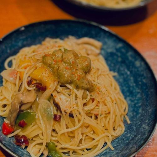 さてさて、今日の名古屋も暑いDeath!!
昨日はCafe Bar Komanechi、店長タカシ、
炎天下の中、所有する古民家の庭の剪定をしていたら熱中症でぶっ倒れそうになったりならなかったりラジバンダンリ…

いやー　危険、危険💦
猛暑の中のお仕事はほどほどにしないとですね☆

まぁ、そんな悠長な事も言ってられず、貧乏暇なしの店長タカシは休みの日でもあっち行って仕事して、またこっち来て仕事してと老体に鞭を打ちながら仕事してます（涙）

そしてコマネチはと言うと、先週の木曜、金曜日とバタバタしまして、たくさんのご来店ありがとうございました☆
土曜日は大撃沈致しましたが、ま、それも含めて8月の営業が良い形でスタート致しました☆

でもお盆休みとかあるし8月は嫌な予感…💦
とりあえず気合い入れていつも通り元気に営業致しますので皆様、コマネチまで遊びに来て下さいね♬

写真は最近のマイブーム『蟹味噌のペペロンチーノ』
蟹味噌ラバーズの店長タカシが作る蟹味噌のペペロンチーノは蟹の風味がガツンと来る美味しいパスタです！
ぜひご賞味下さいね〜

●アメリカ酒場『 Cafe Bar Komanechi 』  https://komanechi.owst.jp

  #コマネチ
 #名古屋バー
 #名古屋カフェ
#アメリカン
 #誕生日
 #面白い店
#ボードゲーム
#雑貨
#メキシカン
 #タコス
 #ダーツ
 #盛り上がる
#飲み放題
 #アメトイ大好き
 #ハンバーガー美味しい
 #ランチタイム
  #栄
#ハンバーガーランチ
#スパイスカレー

https://www.google.com/search?q=komanechi&ludocid=17472319679155308933&ibp=gwp;0,7&source=g.page.m