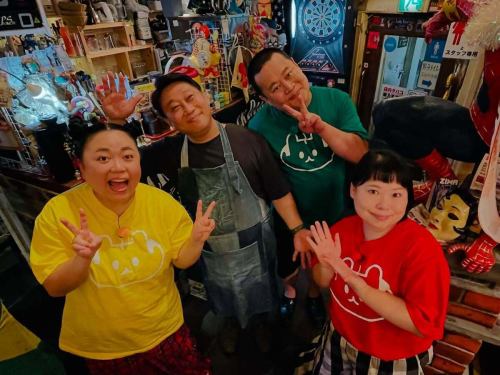 그건 그렇고, 추석 휴가 중에 미안 해요 ☆
Cafe Bar Komanechi, 점장 다카시, 여기
어쨌든, 오늘은 기후현 세키시의 "세키 히로미 축제"에 코마네치가 출점합니다!
저크 치킨과 허브 치킨, 프랑크푸르트에 맥주에 주스를 판매 예정 ♬
그 준비에 쫓겨 헤로헤로 MAX!

그리고, 이번 주 일요일, 8/17(일)의 아침 9:55분부터 동해권입니다만 나카교 텔레비전의 “구-많이”라고 하는 프로그램으로 Cafe Bar Komanechi와 점장 타카시가 치락과 등장하고 MAX!

뭐든지 「지하의 가게 특집」이라고 하는 것으로, 나고야의 지하에 숨어 있는 명점, 진점을 소개하는 가운데 저희 가게, Cafe Bar Komanechi도 진점으로서⁉︎ 소개하겠습니다!
프로그램의 로케는 연예인 “니체”의 두 사람과 “모그라이더”의 토모시게씨에게 내점 받고, 코마네치의 햄버거나 스파이스 카레등을 상미 받았습니다 Yo!!

그리고 방송 일 당일, 한층 더 코마네치로 생방송의 중계가 있어, 또 또 점장 타카시가 등장 하겠습니다☆

아니, 분명 몇 분 정도의 방영이겠지만, 그때까지의 로케의 힘들어…
정말 텔레비전국의 스탭에게 탈모입니다 💦

알리가트 고제마 수!

뭐, 어떤 식으로 방송되는지는 자신도 모르고, 그것은 보고의 즐거움이군요☆
아, 덧붙여서 놓치고 전달도 있거나 없거나 라디반단리…

라고 말하는 것으로!

Cafe Bar Komanechi, 감사합니다 MAX!

●미국 술집 『 Cafe Bar Komanechi 』 https://komanechi.owst.jp

#코마네치
#나고야바
#나고야카페
#아메리칸
#생일
#재미있는가게
#보드게임
#잡화
#멕시칸
#타코스
#다트
#고양이
#무료
#아메토이
#햄버거
#런치타임
#영
#햄버거런치
#향신료

https://www.google.com/search?q=komanechi&ludocid=17472319679155308933&ibp=gwp;0,7&source=g.page.m
