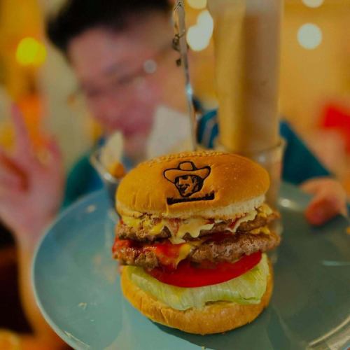 さてさて、本日9/14(日)は日曜日ですが明日が祝日の為、営業です！
って言う事でCafe Bar Komanechi、今夜も元気に営業中ー！

ただ…

なんだか暇な気がする〜💦

あっ、昨日は三重県は鈴鹿市からブラジルのお客様に来店頂きまして、楽しくお話しさせて頂きましたYo!!
そのお客さん、車屋さんを経営していて映画『ワイルドスピード』に出てくるような車のイベントとかやっているようで、まさかの本物のワイルドスピードの日本人役のキャスト『ハン』のお友達と言う事でした☆

美味しいブラジル料理のお店も教えてもらったし…

今日のお昼ご飯は…

韓国料理だな☆ 

家の近所の店を開拓せねば！

そんなこんなで今夜は営業です。

そして明日は振替休日♬

皆さん、今夜はCafe Bar Komanechiへ遊びに来て下さいね〜

●アメリカ酒場『 Cafe Bar Komanechi 』  https://komanechi.owst.jp

  #コマネチ
 #名古屋バー
 #名古屋カフェ
#アメリカン
 #誕生日
 #面白い店
#ボードゲーム
#雑貨
#メキシカン
 #タコス
 #ダーツ
 #盛り上がる
#飲み放題
 #アメトイ大好き
 #ハンバーガー美味しい
 #ランチタイム
  #栄
#ハンバーガーランチ
#スパイスカレー

https://www.google.com/search?q=komanechi&ludocid=17472319679155308933&ibp=gwp;0,7&source=g.page.m