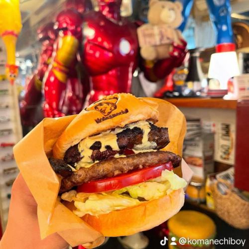 さてさて、Cafe Bar Komanechi、店長タカシです！
最近バタバタとしてまして、SNSの更新をサボってました💦
そして、まだテレビ見たよー！って言ってくれるお客様やお友達もたくさんいて、テレビって凄いんだなって震えてます☆

そしてそんな状況を察知してか、またうちの近所の飲食店のイカれた男が、また連日連夜に警察に通報を始めました💦

いやー　ほんとその店は暇なんだろうなと。
でも安心して下さい、コマネチも負けずに暇してますから😆

でもね、その男を僕は知ってるんです☆
通報してるのもバレてるのにずっと僕に執着して嫌がらせをしてくるんです…
警察もそれを知ってるからウンザリしていて困ってます…

コレドゲンカナラントデスカネ⁉︎

彼はきっと自分の店の借金や今の状況などがきっと上手くいかず、その怒りの矛先をコマネチにぶつけてるんですね。

そんなことしたって自分の店が忙しくなるわけもないのにね…

かわいそうで哀れだなって思いMAX!

ただ、自分は今、自分が出来ることを一生懸命頑張るだけ！

応援してくれるお客さんもたくさんいるしね☆

タカシマケネーゾ！

ただ、そんな奴にこの東桜の近隣の飲食店が迷惑を被ってるんです。

だって警察は通報があれば、うちだけじゃなくて周りの飲食店も同じように注意しないといけないですからね…

なので東桜の飲食店の皆様、もし警察とかが来てあーだこーだ注意された時はうちの近所の飲食店のイかれた男が通報してるので、興味があれば共有しますね！

そんなこんなで明日も明後日もCafe Bar Komanechi、元気に営業してます！

こう言う嫌がらせを受けてグッと来てる時に1番の元気薬はコマネチラバーズの皆様がコマネチに遊びに来てくれてワチャワチャする事です☆

オラに元気を分けてけろーーー！

って言う事で、スタッフ一同、皆様のご来店お待ちしております☆

●アメリカ酒場『 Cafe Bar Komanechi 』  https://komanechi.owst.jp

  #コマネチ
 #名古屋バー
 #名古屋カフェ
#アメリカン
 #誕生日
 #面白い店
#ボードゲーム
#雑貨
#メキシカン
 #タコス
 #ダーツ
 #盛り上がる
#飲み放題
 #アメトイ大好き
 #ハンバーガー美味しい
 #ランチタイム
  #栄
#ハンバーガーランチ
#スパイスカレー

https://www.google.com/search?q=komanechi&ludocid=17472319679155308933&ibp=gwp;0,7&source=g.page.m