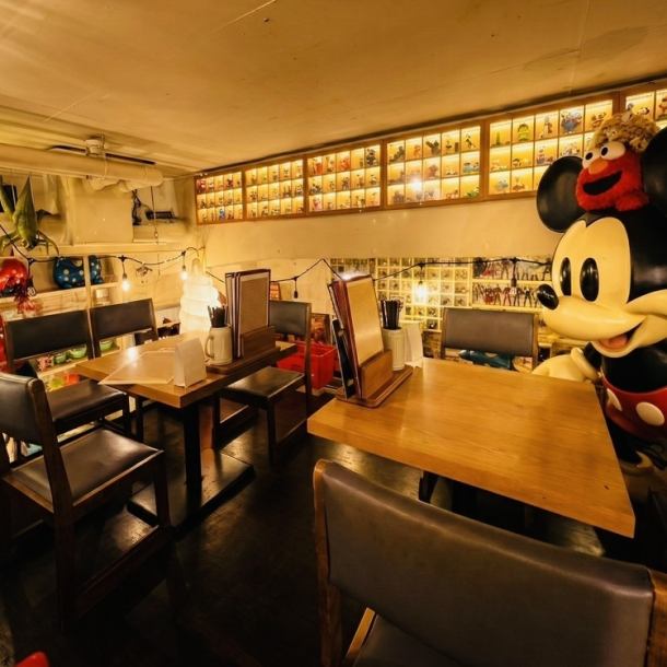 [Stylish loft seating available!] The theme is an American bar, with pop American antiques and figurines to entertain visitors. You can also relax and enjoy yourself in the stylish loft seating.