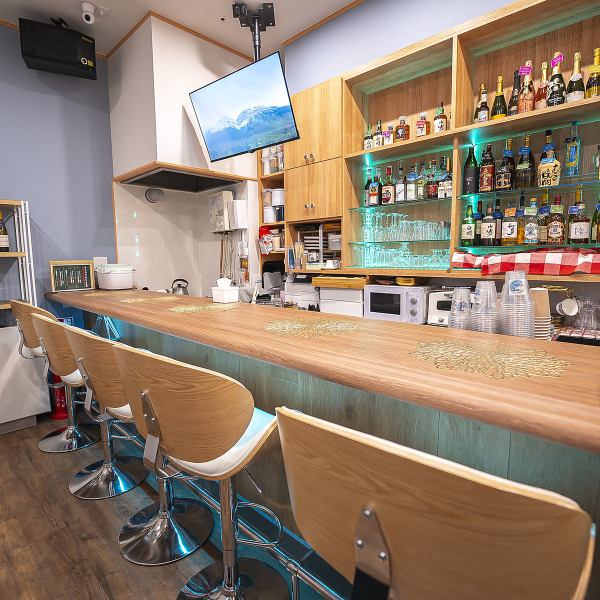 【ひとり時間を大切にできる場所♪】自分のペースで楽しめるカウンター席。お一人様でのご利用はもちろん、女性のお客様にも安心してご利用いただけるよう、明るく心地よい空間をご用意しています◎仕事帰りに一杯、休日にのんびりと。気軽に立ち寄れる“Bar”で、あなたのリラックスタイムをお過ごしください♪