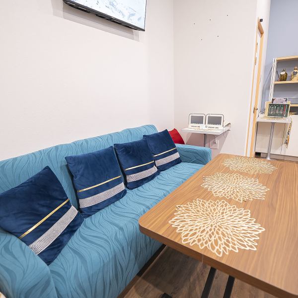 【朝7時から夜まで営業中♪】一日の始まりから終わりまで、気軽に立ち寄れる憩いの空間。ソファのテーブル席では、友人や同僚と肩肘張らずにリラックスしながら食事やお酒を楽しめます◎会社帰りにふらっと寄るのにもぴったりで働く人にとっての“オアシス”のような、心落ち着く時間をご提供いたします♪