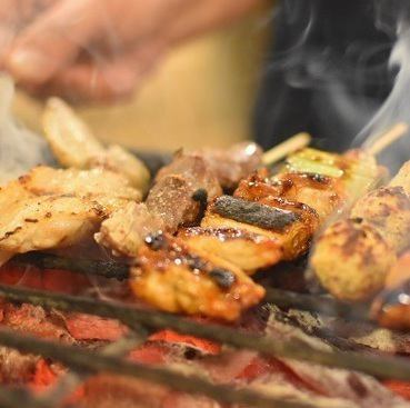 継ぎ足して作る秘伝のタレと炭で焼く焼き鳥。その他新鮮な鶏料理