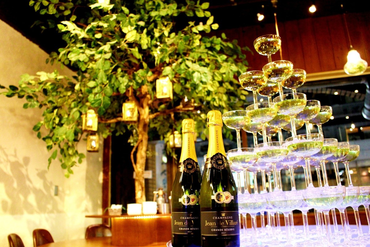 A luxurious toast at the champagne tower ♪