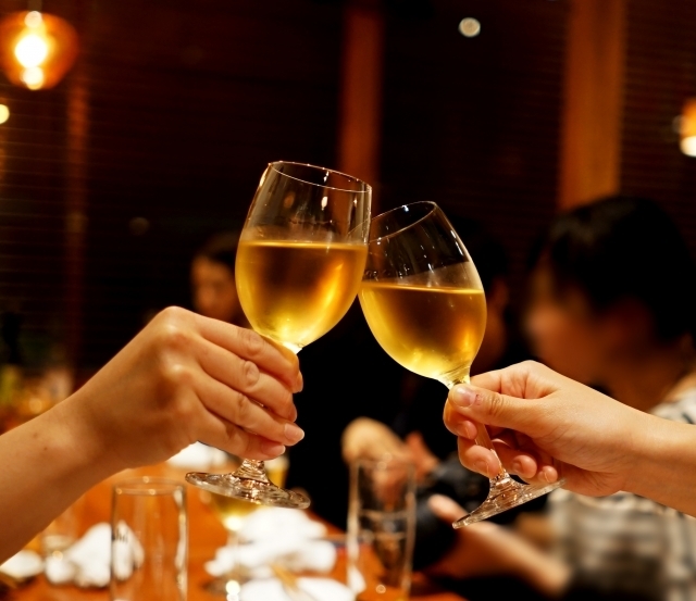 在涩谷新年派对上用香槟干杯！