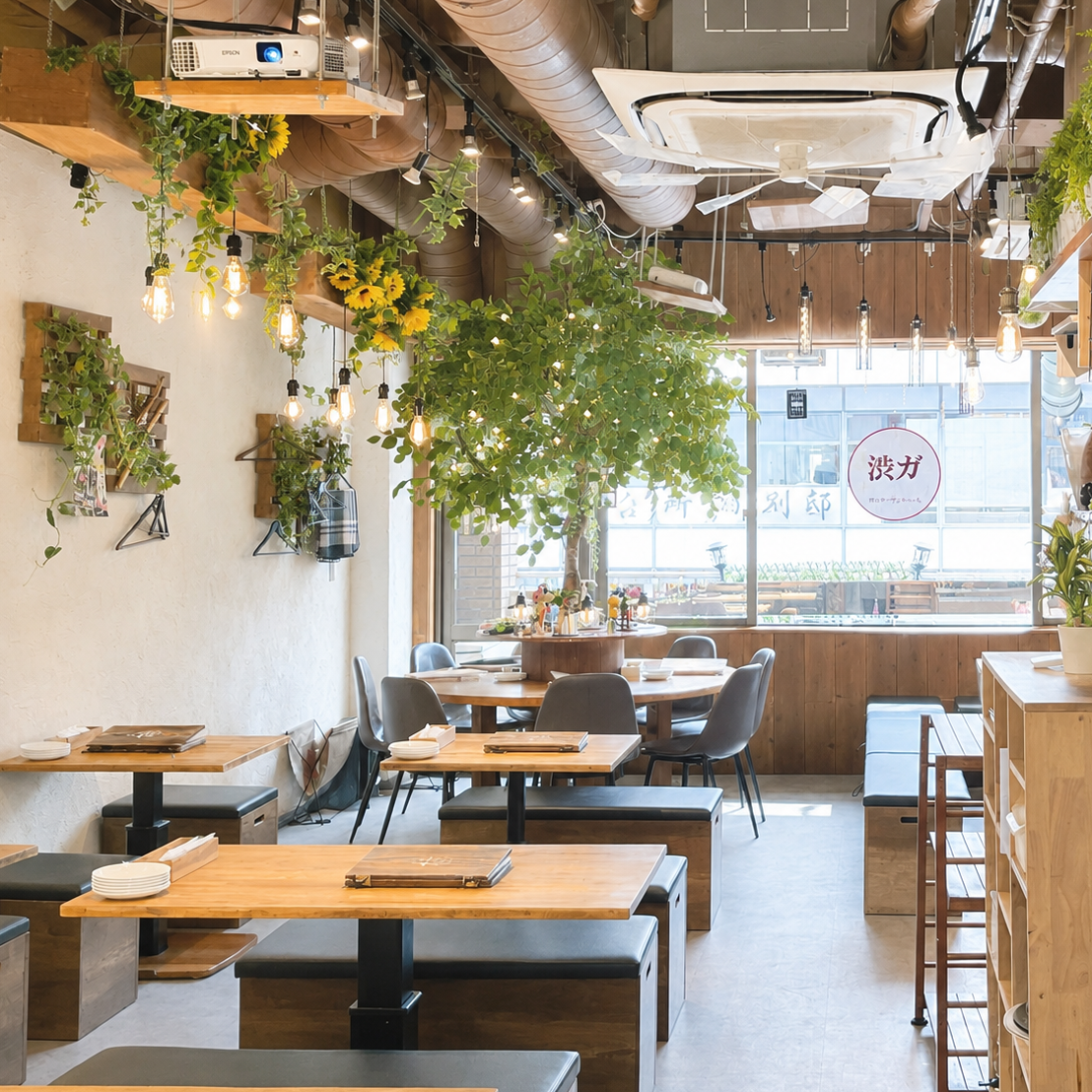 澀谷花園空間道玄坂店內部全景。一張木桌和一張皮沙發，中間擺放著一個木製物件。