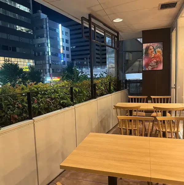 夜風が心地よい開放感抜群のテラス席を完備!なんばのど真ん中で、いつもとは違う特別なひとときをお過ごしいただけます。ビアガーデン気分での飲み会や、リフレッシュしたい日の食事、デートにも大人気のお席です。人気席のため早めのご予約がおすすめ。美味しい料理とお酒をテラスで贅沢に!