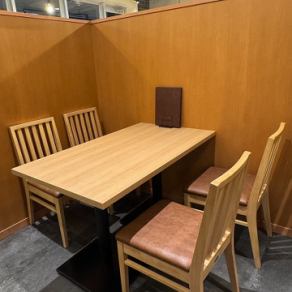 使い勝手抜群！普段使いから飲み会まで大歓迎のテーブル席◎会社帰りのサク飲みや、ご友人同士のカジュアルな集まりにぴったりの万能テーブル席です。香ばしい炭火の香りと活気ある店内の雰囲気を楽しみながら、自慢の本格中華とお酒を心ゆくまでお楽しみいただけます。レイアウト変更で最大8名様まで対応可能！