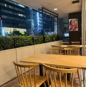 なんばの賑やかな街並みをスパイスに、心地よい夜風を感じながらこだわり炭火焼き鳥と本格中華を堪能できる贅沢な屋外空間です。少人数での飲み会や、いつもと一味違うディナーデートに最適。人気のお席のため、早めのご予約がおすすめです！落ち着いた雰囲気は、どんな集まりにも馴染みます。
