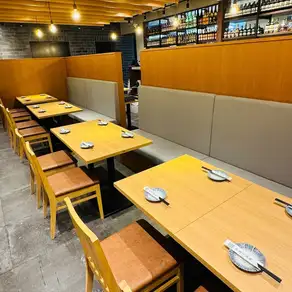 なんば駅チカの「三好酒家」では、ゆったりとくつろげるソファー席をご用意しております。足を伸ばしてリラックスできるふかふかの座り心地は、女子会や気の置けない仲間との飲み会に大人気！ご予約はお早めに♪