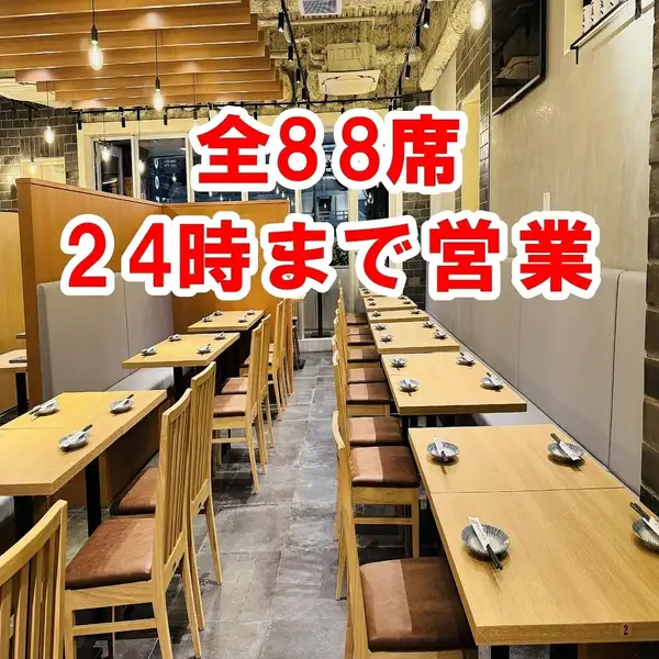 木の温もりを感じるアットホームな店内は、なんばでの普段使いに最適!ゆったりくつろげるソファー席や、温かみのある木のテーブル席をご用意しています。仕事帰りのサク飲みや、友人との気軽な食事など、どんなシーンでも居心地の良さは抜群。コスパ良く美味しい料理とお酒をゆったり楽しんで。