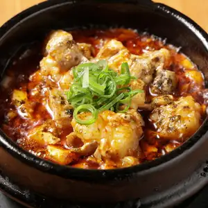 秘伝自家製味噌と数十種のスパイスで作り上げた極上スープで煮込んだ極旨の麻婆豆腐です。辛さも選べます♪