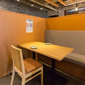 大阪の活気を感じながらもゆったりと会話を楽しめる2名様用のテーブル席です。仕事帰りのサク飲みや気心知れたご友人との語らい、カジュアルなデートにもぴったり。美味しいお酒と自慢の名物料理を囲みながらお二人だけの心地よい時間をお過ごしいただけます。人気のお席ですのでお早めのご予約がおすすめです。