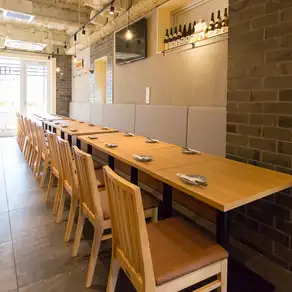 女子会や各種宴会に最適な快適ソファー席♪贅沢に配置されたゆったり寛げるソファー席は、時間を忘れてお喋りを楽しみたい女子会や合コン、中規模の会社宴会にイチオシです。シックで落ち着いた大人の空間は居心地の良さ抜群。お席を繋げることで、大人数でのご宴会にも柔軟に対応いたします。