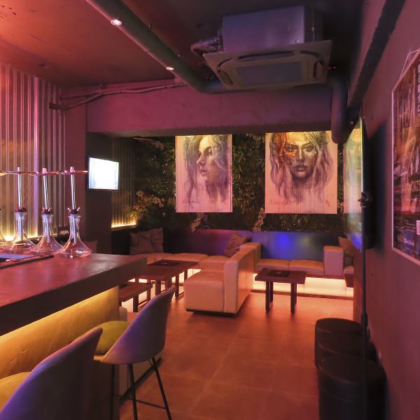 賑やかで活気のある雰囲気は、女子会や忘年会に最適です◎六本木では珍しい韓国系のシーシャカラオケバーなので、盛り上がること間違いなし♪約40種類のフレーバーを揃えたシーシャを堪能しながら、歌って飲んで、楽しい時間を過ごせます！韓国人スタッフが運営しており、本場の雰囲気も楽しめます♪