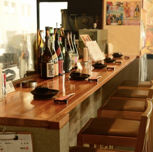 お一人様や少人数でのご利用に最適なカウンター席をご用意しております。木の温もりが感じられる落ち着いた空間で、スタッフとの会話を楽しみながら一人のサク飲みにも、しっかりとお食事を楽しみたい時にもぴったりな特等席です。目の前で調理されるライブ感を楽しみながら、至福のひとときをお過ごしいただけます。