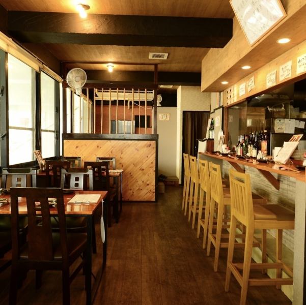 ご家族やご友人とのカジュアルな食事シーンにぴったりなテーブル席も完備しております。広々としたスペースで、自慢の美味しい料理とお酒を囲めば、会話も弾んで楽しい時間を過ごせること間違いなしです◎どんなシーンでも心地よくお過ごしいただけるよう配慮しておりますので、賑やかに美味しい思い出を作ってください。