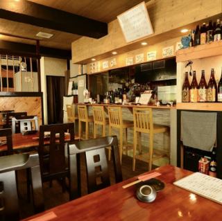 ご家族やご友人とのカジュアルなお食事シーンに最適なテーブル席をご用意しております。広々とした設計になっているので、たくさんのお料理を並べてもゆったりとスペースを確保でき、リラックスしてお食事が楽しめます。清潔感のある店内で、大切な人たちと賑やかで楽しい時間をお過ごしください。