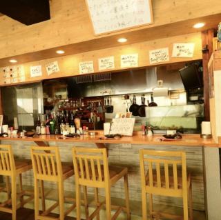 お一人様でのサク飲みや少人数でのご利用にぴったりなカウンター席です。目の前で豪快に立ち上がる火柱や、職人の鮮やかな手さばきを間近で見ることができる特等席◎香ばしい薫りや調理の音など、五感すべてでお食事を楽しめる臨場感が魅力です。スタッフとの会話も楽しみながら贅沢なひとときをお過ごしください。