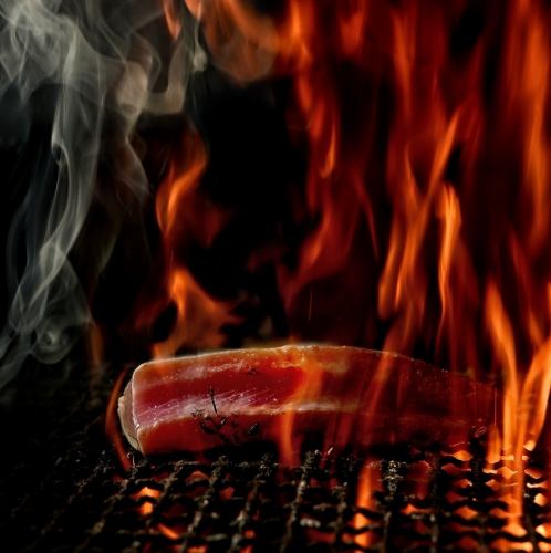 目の前で焼き上げる、出来立ての自慢の藁焼き♪