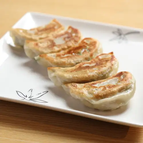 肉汁あふれるジャンボ餃子
