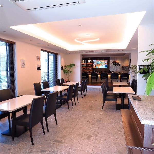 [Great for drinking parties ◎] There are 5 spacious table seats for 4 people! Each is movable, so it can be used for banquets with a large number of people ♪ There are 2 large TVs available. Therefore, it is perfect for watching sports and using it for each event ☆