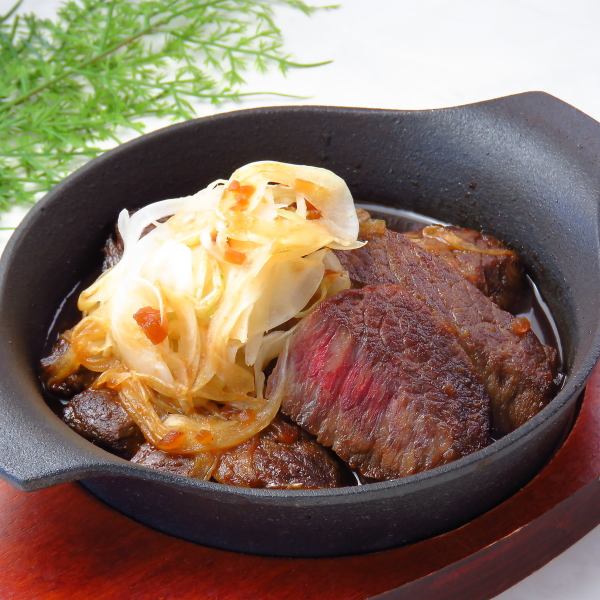 Made with carefully-selected Japanese black beef, the thick-sliced steak overflowing with the flavor of the meat is exquisite!