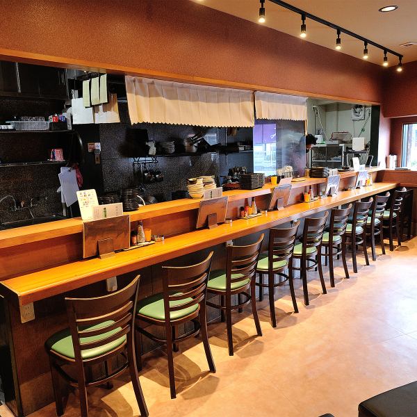 木のぬくもりを感じる、落ち着いた和モダンな雰囲気の店内です◎特にカウンター席は10席ご用意しており、目の前で料理が出来上がる様子を眺めたり、店主との会話を楽しんだりするのに最適。お一人様での気軽なご利用はもちろん、大切な方との語らいの場にもぴったりです♪ぜひお気軽にご来店くださいませ。