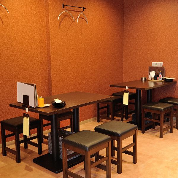 店内には4名がけのテーブル席が2つございます◎周囲を気にせず、プライベートな会話を楽しめる空間は、女子会やママ会に最適です。また、全席禁煙のため小さなお子様連れのお客様も安心してお食事をお楽しみいただけます。清潔感あふれる空間で、美味しい料理とおしゃべりを囲みながら、楽しい時間をお過ごしください♪