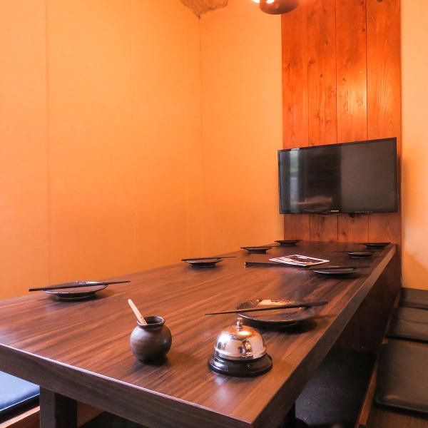 We also have a private room with a sunken kotatsu table that can accommodate 6 to 8 people.The popular private rooms fill up quickly, so reservations are essential! You can also change the horigotatsu area to a tatami room, so please let us know!