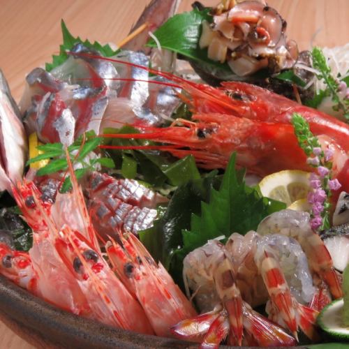 [Live fish directly from the market] We also offer seasonal seafood such as live horse mackerel and live tiger prawns, as well as spiny lobster and filefish★