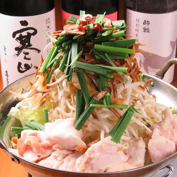 自慢のもつ鍋をご用意。2種類の味からお選びいただけます。