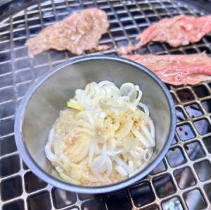 Thinly sliced top loin of Japanese black beef with green onion and salt