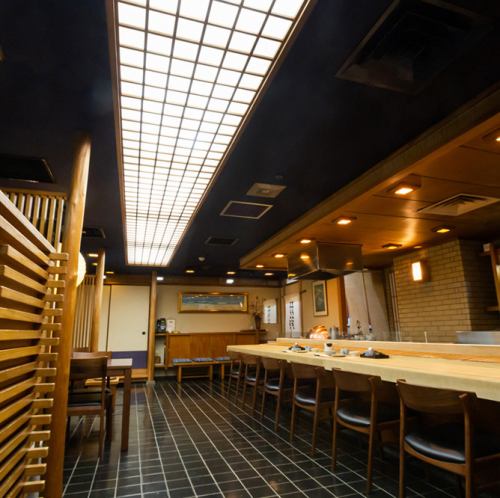 <p>当店は和の趣のある落ち着いた雰囲気が魅力！広々とした店内は、心地よい空間が広がり、リラックスしたひとときをお過ごしいただけます。利用シーンに合わせて2種類のお席をご用意しており、友人との集まりや大切な人との食事など、さまざまなシーンに対応可能。美味しい天ぷらと共に特別な時間を当店でお楽しみ下さい。</p>