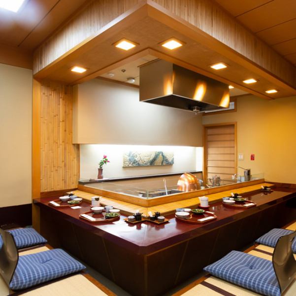 小さな座敷で揚げ物を囲むスタイルのお座敷天ぷらでは、四季折々に彩る旬の魚や野菜を、一品ずつ丁寧にお出しします。このお部屋は他のお席から離れており、ご家族やご接待など、特別なシーンでのご利用にもぴったり。洗練された大人の空間は、最大10名様まで収容可能で、プライベート感を大切にしたい方におすすめです。