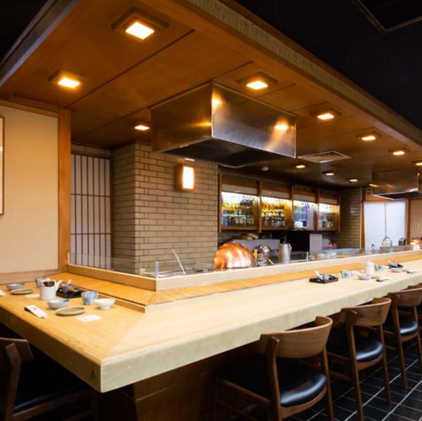 少人数のお客様には、全12席のカウンター席がオススメ！目の前で揚げる天ぷらを、友人や家族と気軽に楽しむことができます。この席は、揚げたての天ぷらをそのまま味わえる特別な体験を提供します。8名様以上でお越しのお客様には、カウンター席の貸し切りも行っておりますので、詳しくは店舗までお問い合わせください。