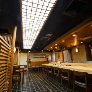 カウンター席の後ろには、少人数でのご利用にぴったりなテーブル席がございます。友人や家族と気軽に集まって、楽しいひとときを過ごすのに最適です！ゆったりとしたスペースでお食事を楽しめるため、会話も弾むことでしょう◎揚げたての天ぷらをシェアしながら、笑顔が溢れる心温まるひとときを堪能してください。