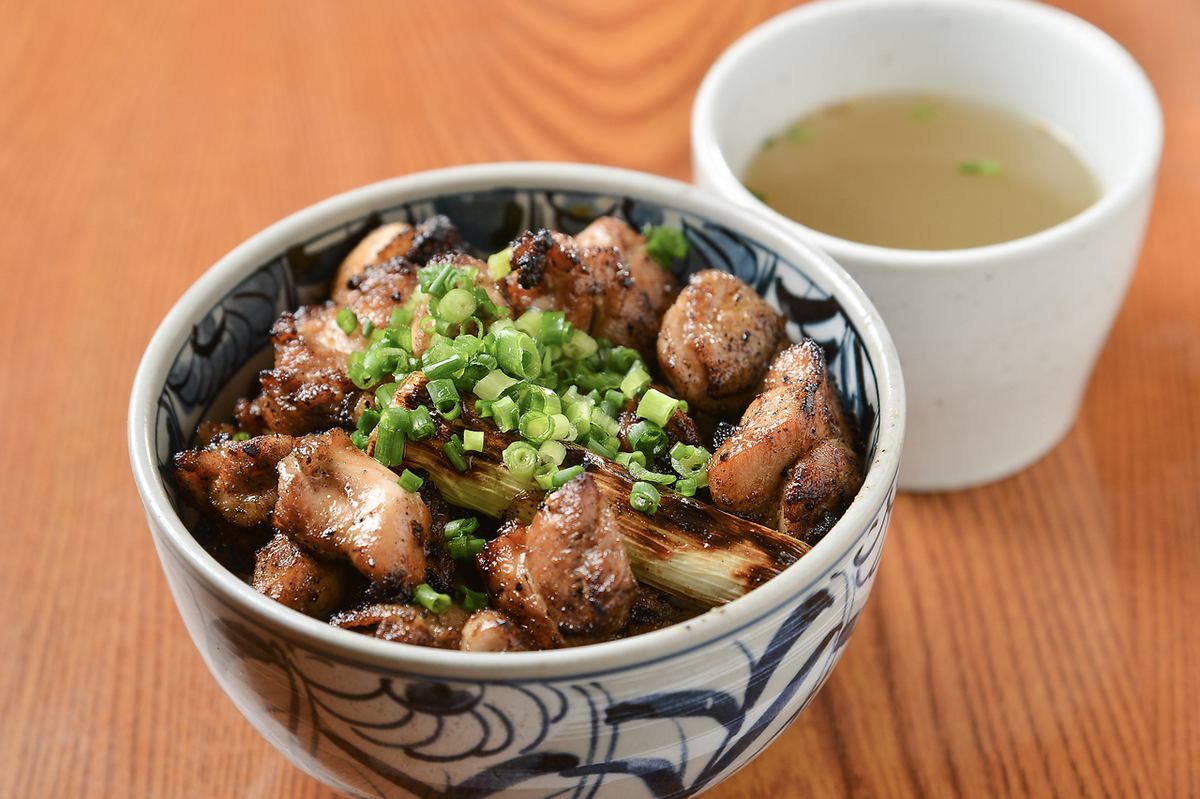 Sauce and rice go great together! Very popular one-coin yakitori rice bowl!! From 600 yen