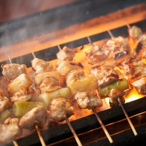 備長炭で焼き上げた香ばしくさが際立つ本格炭火焼き鳥