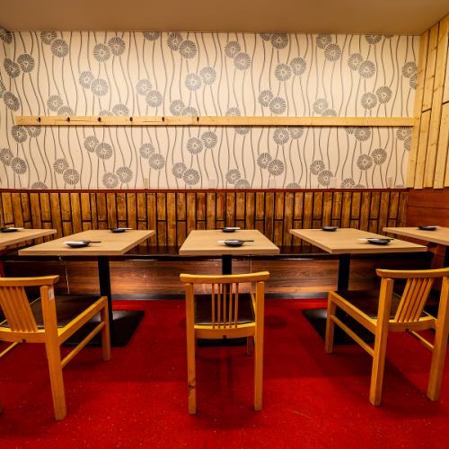 <p>落ち着いた和の空間が広がる店内は、各種宴会に最適。ゆったりとした席配置と程よい距離感で、会話も弾み心地よい時間をお過ごしいただけます。料理とお酒を囲みながら、会社宴会や友人同士の集まりにもぴったりの空間をご用意しております。</p>